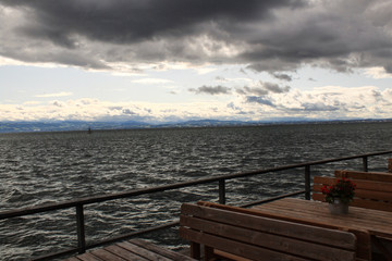 Launischer Bodensee; Blick von Friedrichshafen über den See