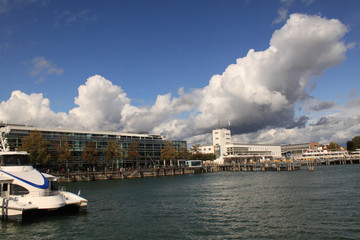 Herbst am Bodensee; Uferpromenade in Friedrichshafen