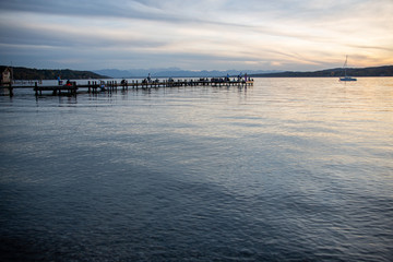 Obraz premium Steg in Percha am Starnberger See am Abend mit Bergblick