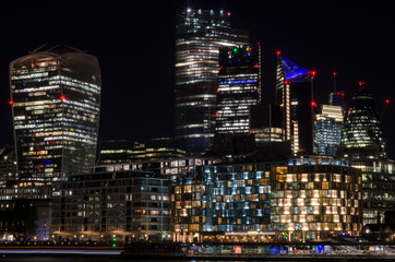 Panoramę miasta Londyn nocą - 295848663