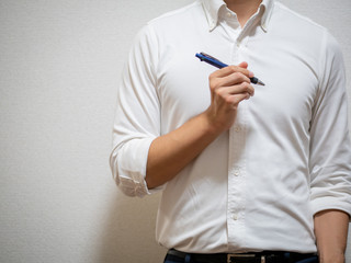 手にペンを持ったビジネスマン