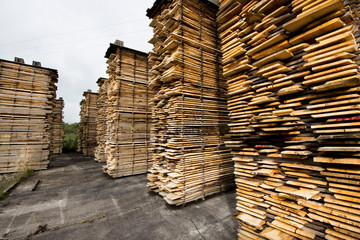 Piles de plots de bois en séchage naturel en scierie
