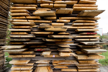 Pile de planches de bois scié motif