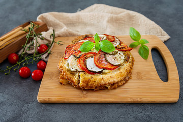 Pie Tomato Zucchini Mozzarella, pesto and virgin olive oil
