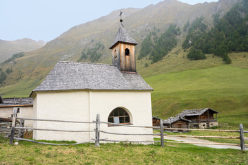Fototapeta na wymiar Wandern in Südtirol: traditionelles Bergdorf - Fane Alm: Kapelle