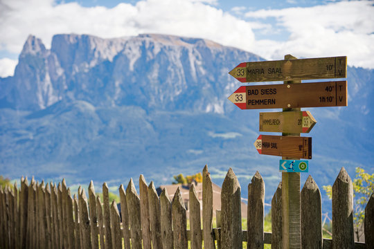 Wandern in S&uuml;dtirol: Wanderweg mit Schildern n&auml;he Erdpyramiden (Rundweg am Ritten)