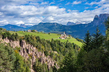 Wandern in Südtirol: Erdpyramiden am Ritten und Kirchturm