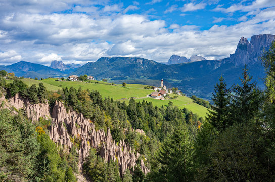 Wandern in S&uuml;dtirol: Erdpyramiden am Ritten und Kirchturm