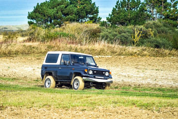 Obraz na płótnie Canvas 4x4 in the paths of the coast in the north of France