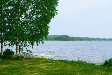 Fototapety  Biała łódź na jeziorze.