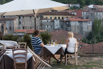 couple amoureux au restaurant en Italie 