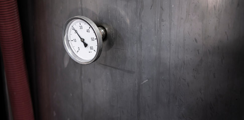Pressure clock in a wine fermentation tank