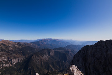 Fototapeta na wymiar Paisaje de montañas desde las alturas