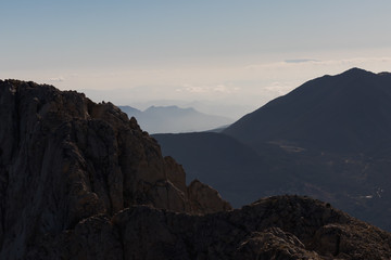 Paisaje de montañas desde las alturas