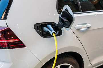 Elektroauto an Ladestation 