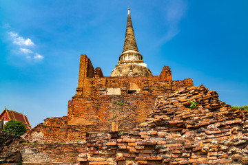 Fototapeta premium Ancient ruins and pagoda at Wat Phra Si Sanphet in Ayutthaya Historical Park