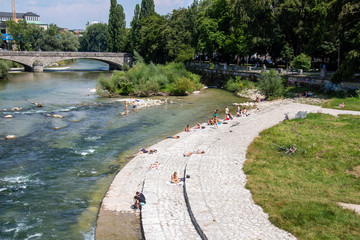 Baden in der Isar mit Deutschem Museum im Sommer