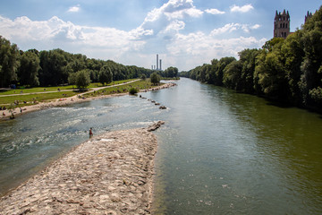 Erholung am Isarufer im Sommer in München