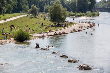 Erholung am Isarufer im Sommer in München