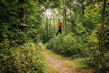 descente en tyrolienne dans la forêt