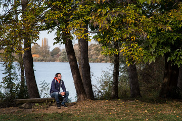 un homme dépressif au chômage assis en automne dans un parc pour réfléchir à sa vie