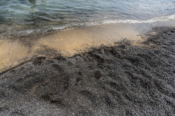 Playas de arena volcánica: la Playa de la Gran Concha, de arena negra es un pequeña recompensa tras pasear por los acantilados de lava volcánica de Cap d'Agde, Francia