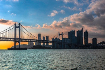 Obraz premium Gwangan Bridge i Haeundae w Sunrise, Busan City, Korea Południowa.
