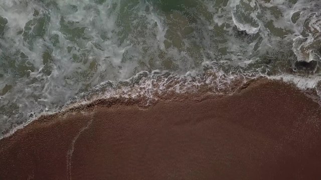 波打ち際 砂浜に打ち寄せる波 美しい模様と動き コピースペース 空撮 フィックス 真俯瞰 v24_00347(DJI_0057_1)