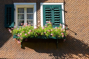 Fototapeta na wymiar Fensterschmuck mit Blumen, Kehrsiten, Nidwalden, Schweiz