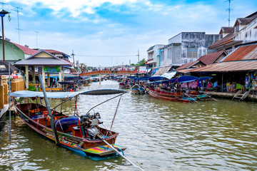 Fototapeta na wymiar DAMNOEN SADUAK, THAILAND - December 15, 2018: Floating market in Damnoen Saduak, Thailand