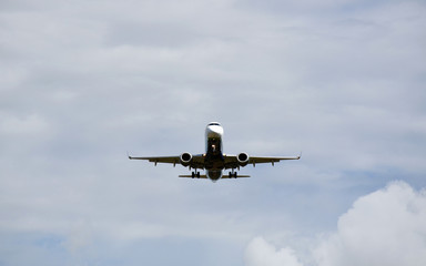 Preparação para o pouso de avião comercial em aeroporto de capital