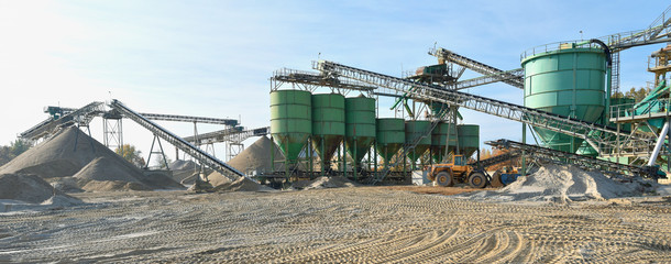Abbau von Sand & Kies in einem Kieswerk/ Tagebau - Panorama mit Silos und Gebäuden Industriearchitektur //// Mining sand in a gravel plant © industrieblick