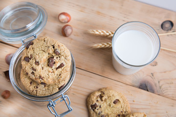 Cookies et verre de lait