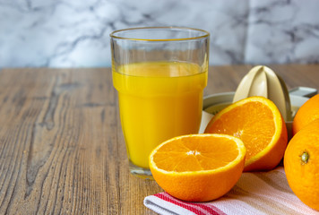 spremuta d'arancia con arancia affettata su tavola di legno