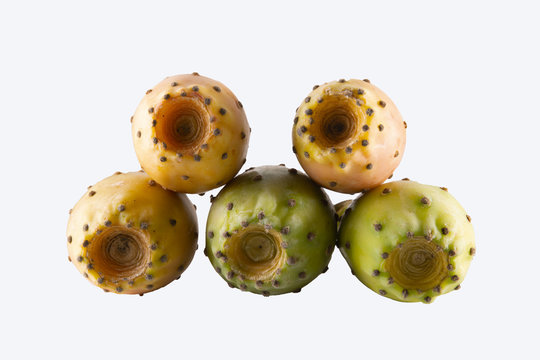 Figues de barbarie empil&eacute;es, sur fond blanc