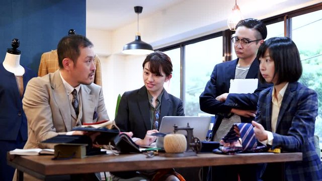オフィスや店舗で会議や接客をする4人（アパレル・ブランディング・ファッション）