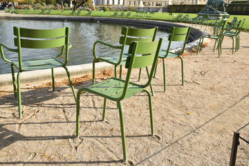 Fototapeta premium Chaises au jardin des Tuileries à Paris, France