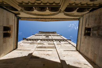 La torre della Ghirlandina di Modena vista dal cortile da sotto