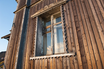 Typisches Fenster im russisch geprägten Ort Barentsburg auf Spitzbergen. Die Mehrheit der...