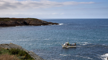 barca de pesca faenando junto a la costa