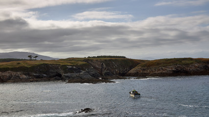 barca de pesca faenando junto a la costa