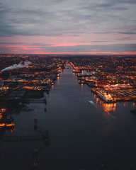 Obraz premium Miasto Dublin wieczorem z oszałamiającym zachodem słońca.