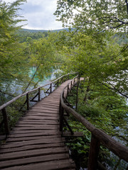 Obraz premium Chorwacja, sierpień 2019: Malowniczy widok na Park Narodowy Plitvice. Kolorowe lato scena zielonego lasu z wodospadem czystej wody. Wspaniały krajobraz wiejski Chorwacji.