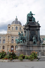 Fototapeta na wymiar Naturhistorisches Museum Maria Theresien Platz in Wien Österreich mit Denkmal
