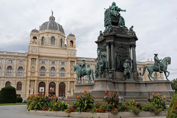 Fototapeta na wymiar Naturhistorisches Museum Maria Theresien Platz in Wien Österreich mit Denkmal