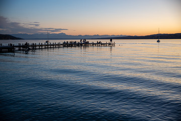 Steg in Percha am Starnberger See am Abend mit Bergblick