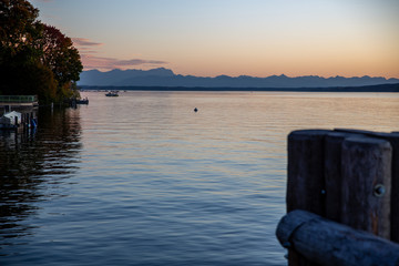 Stranberger See Sonnenuntergang am Schiffsanleger in Berg mit Lampe