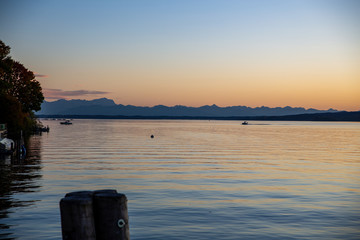 Stranberger See Sonnenuntergang am Schiffsanleger in Berg mit Lampe