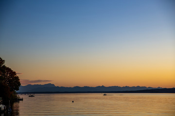 Stranberger See Sonnenuntergang am Schiffsanleger in Berg mit Lampe
