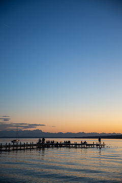Steg in Percha am Starnberger See am Abend mit Bergblick © Larue-Fotografie